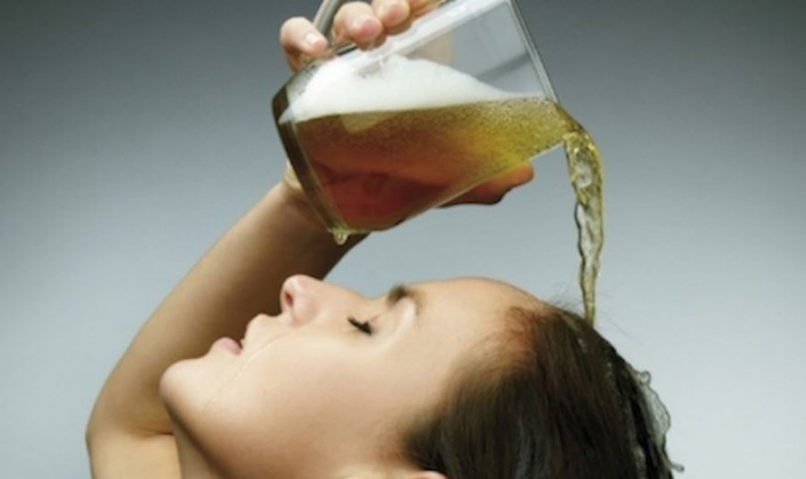 Përdorni birrë për shkëlqimin e flokëve dhe lëkurës