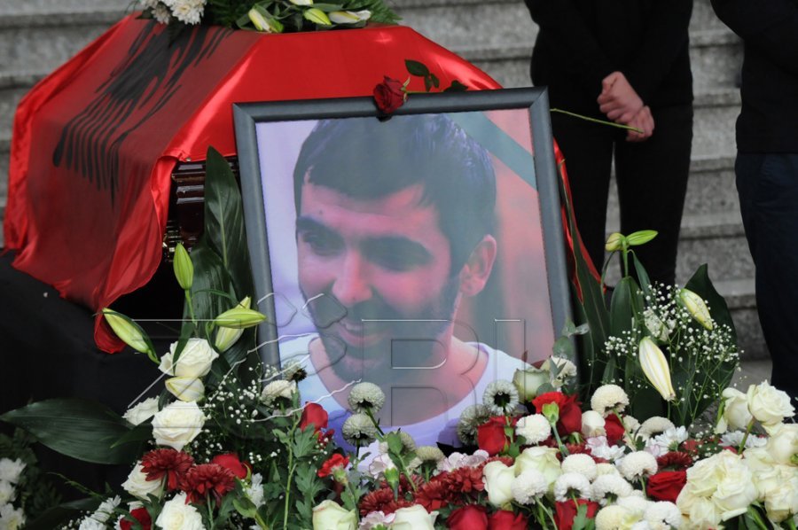 LVV: Është dëmtuar shtylla dhe pllaka e flamurit te varri i Astrit Deharit