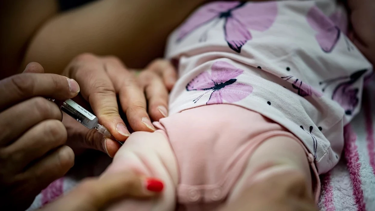 SHBA-ja ndryshon politikën e vaksinimit për foshnjat: Heqja e vaksinës së Hepatitit B ndez alarmin te mjekët - Trumpi e përshëndet vendimin