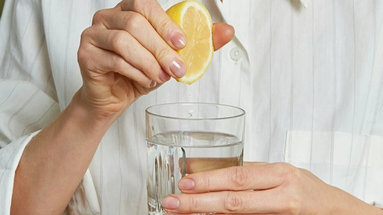 Shtatë përfitime të ujit me limon, sipas ekspertëve