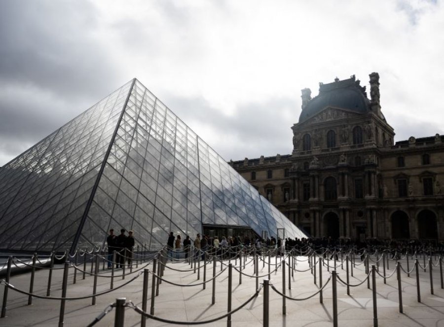 Nëntë të ndaluar me dyshimin për mashtrim 10 milionë eurosh me biletat e Luvrit