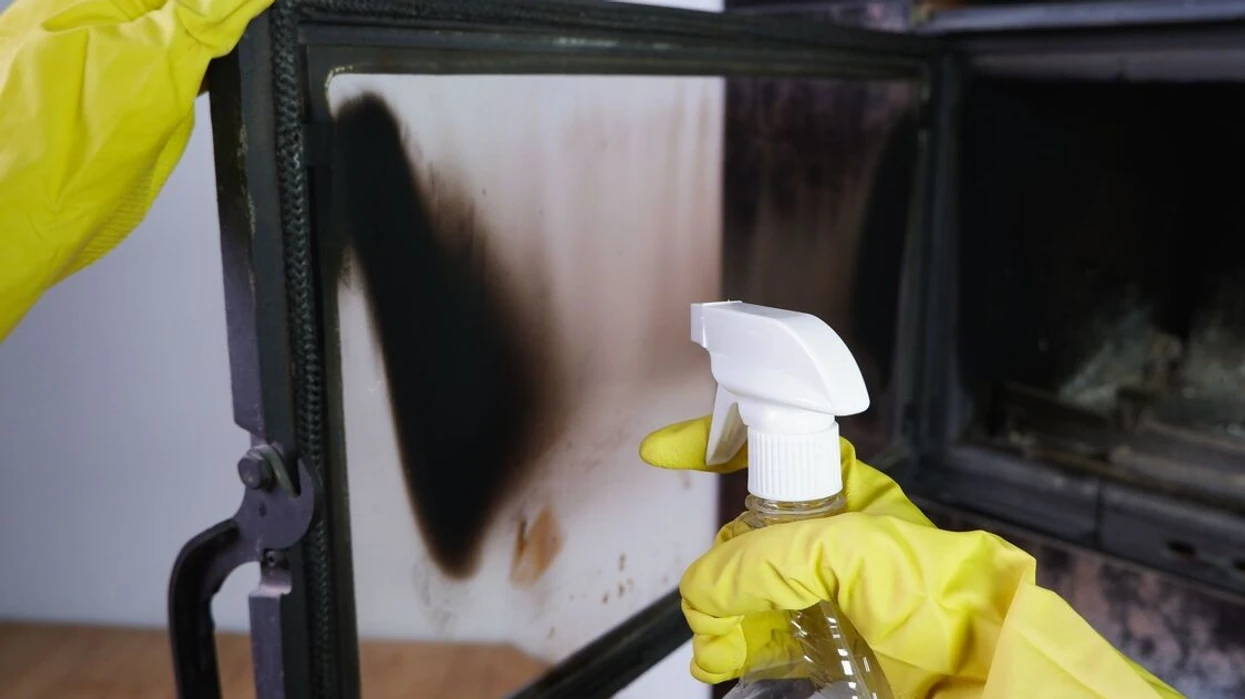 Hiqni njollat e djegura nga sobat me dru për vetëm pesë minuta me një zgjidhje të thjeshtë