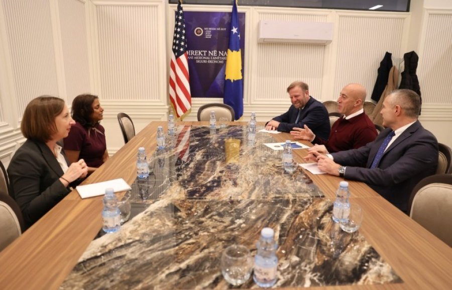 Haradinaj takohet me diplomaten Prattipati, diskutojnë për zgjedhjet e dhjetorit