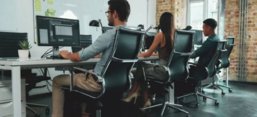 Studimi: A është dy orë qëndrim ulur po aq i dëmshëm sa një cigare?