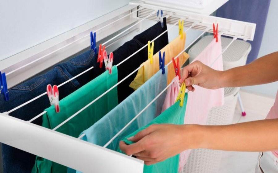 Mos e bëni këtë gabim kur i thani rrobat brenda në shtëpi