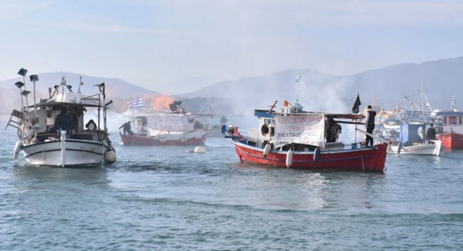 Bllokohet Porti i Volos në Greqi, fermerët e blegtorët bllokada në zona të ndryshme të vendit [video]