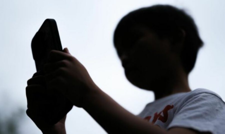 Miliona fëmijë australianë sapo humbën qasjen në rrjetet sociale, ç’po ndodh atje dhe a do të funksionojë?