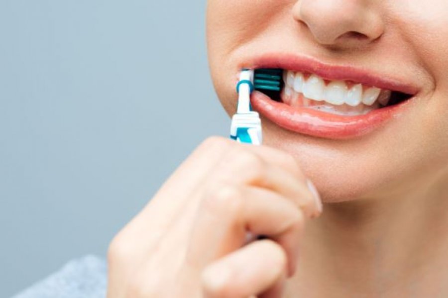 Mungesa e kujdesit prish dhëmbët tuaj, ja kur nis pastrimi i tyre