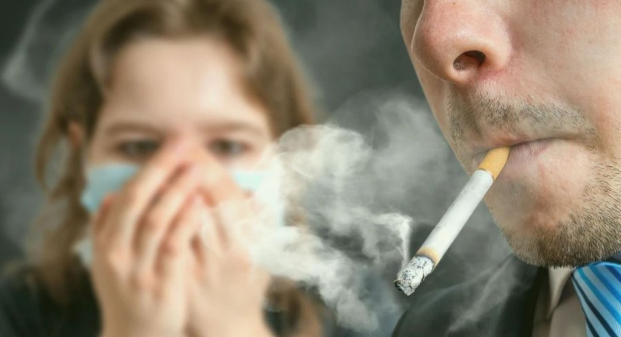 Hiqni menjëherë erën e duhanit nga rrobat dhe mobiliet, një mënyrë e thjeshtë që ndryshon gjithçka