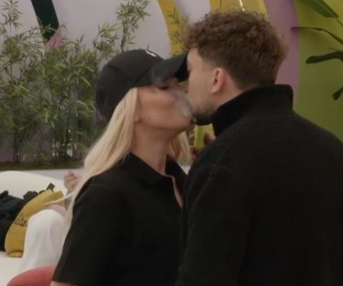 Toney ia rrëmben një puthje në buzë Benitës