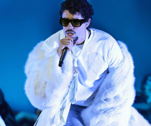 Bad Bunny rrëshqet dhe bie në skenë gjatë koncertit në Meksikë – turma vazhdon këngën pa u ndalur