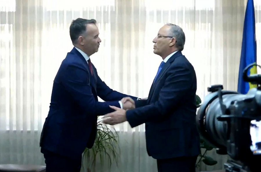 Hamza ia dorëzon Pecit pozitën e kryetarit: Gara politike ka përfunduar, do të kontribuoj kudo që jam [video]