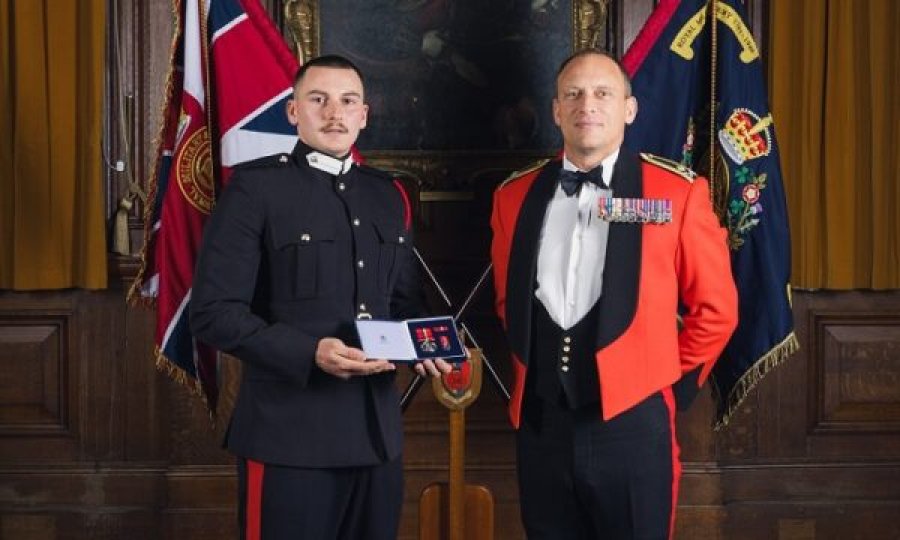 Kadeti Gent Dakaj përfundon me sukses trajnimin në Akademinë Mbretërore Ushtarake të Britanisë, nderohet me medalje