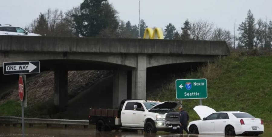 Evakuime masive, pas përmbytjeve në Washington