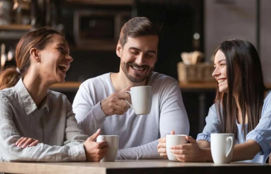 Arsyet shkencore pse kafja ju bën më të lumtur dhe më produktivë