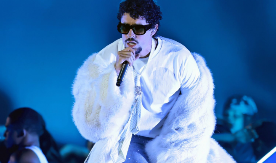 Bad Bunny rrëshqet dhe bie në skenë gjatë koncertit në Meksikë – turma vazhdon këngën pa u ndalur