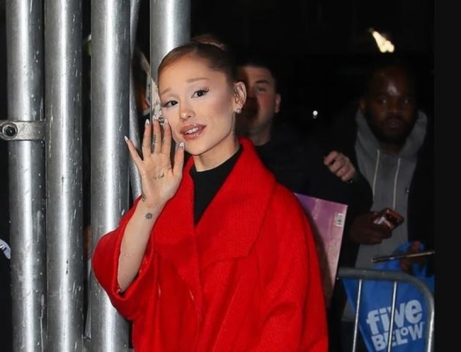Ariana Grande shfaqet me pallto të kuqe, pas kritikave të ashpra për peshën e saj nga Megyn Kelly