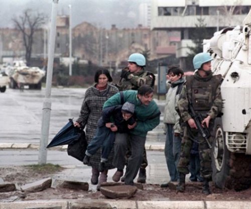 “Turistët snajperistë” dhe “çetnikët e fundjavës”: Kush ishin të huajt në rrethimin e Sarajevës?