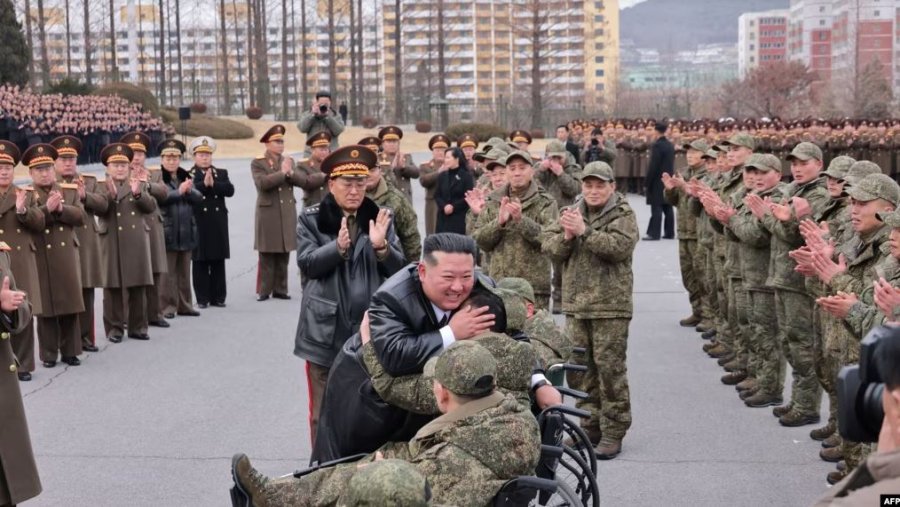 Kim Jong Un lartëson trupat koreanoveriore pas kthimit nga misioni në Rusi
