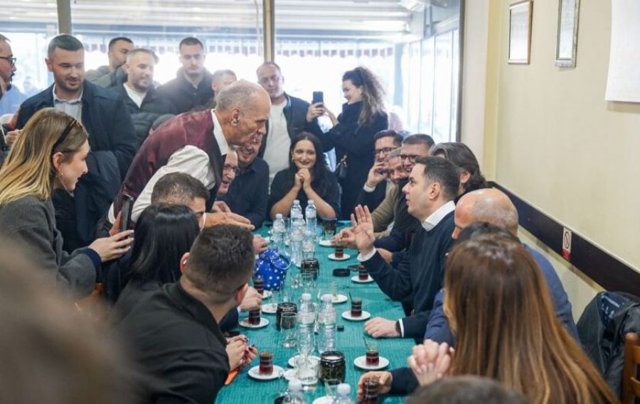Abdixhiku e Rama shijojnë “çajin e llapit” në Podujevë