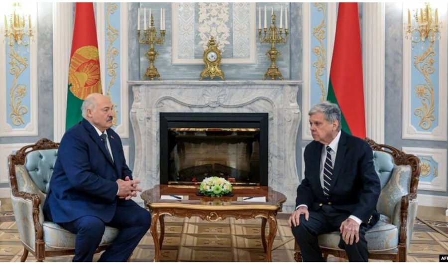 Bjellorusia liron fituesin e Nobelit dhe figura opozitare, pas takimit të Lukashenkos me të dërguarin amerikan
