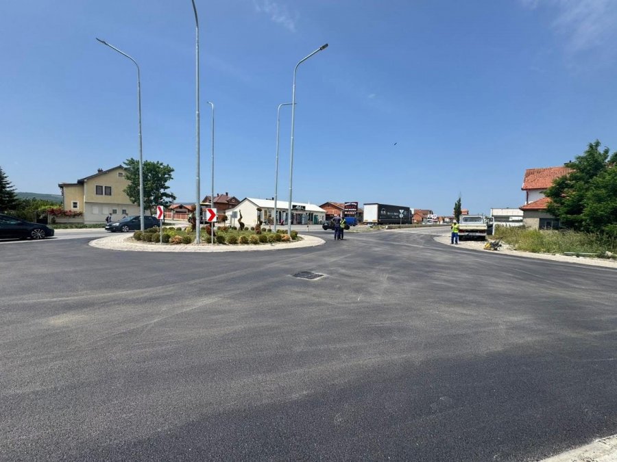 Protestojnë banorët e Tenezhdollit, kërkojnë ndërtimin e një rrethrrotullimi (foto)