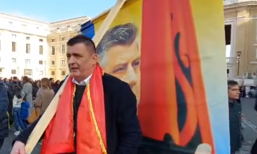 Kosovari bën pelegrinazh për Thaçin dhe UÇK-në në meshën e shenjtë në Vatikan (video)