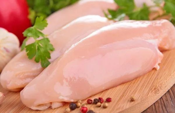 Në pikën kufitare Qafë-Thanë është ndaluar importi i mbi 26 tonëve mish pule të ngrirë nga Brazili