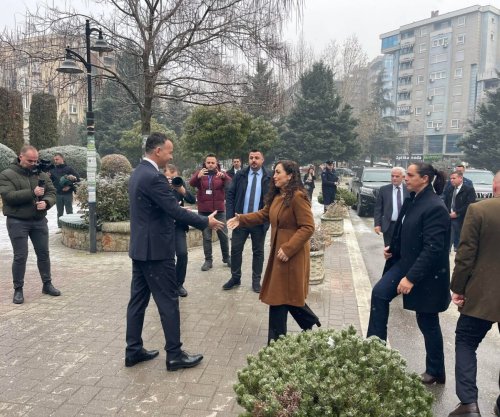 Presidentja Osmani shkon për ta uruar Pecin në Mitrovicë të Jugut, pritet me lule