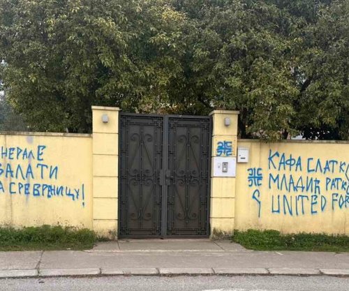 Grafit që glorifikon gjenocidin në Srebrenicë shfaqet në Ambasadën e Bosnjë dhe Hercegovinës në Podgoricë