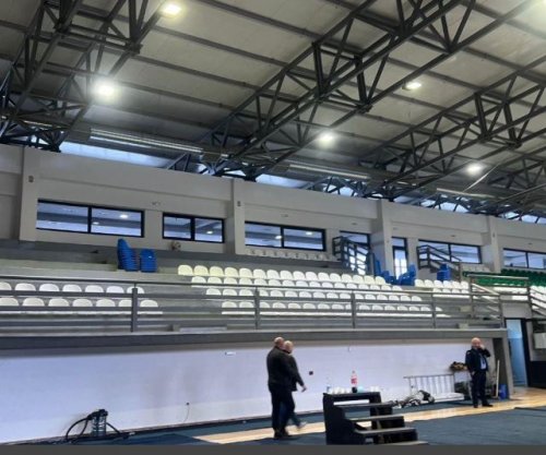 Pushteti i ri i Mitrovicës V. nis ndërrimin e karrigeve në sallën e sportit me ato të flamurit serb – ndërhyn policia