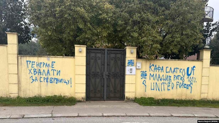 Grafit që glorifikon gjenocidin në Srebrenicë shfaqet në Ambasadën e Bosnjë dhe Hercegovinës në Podgoricë