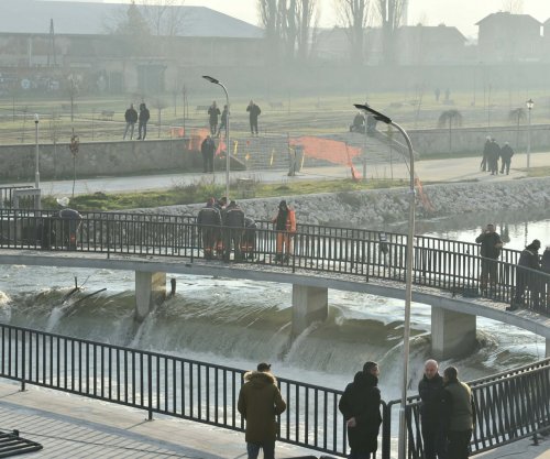 Përgatitjet e fundit për hapjen e urës së dytë, që lidh jugun dhe veriun e Mitrovicës