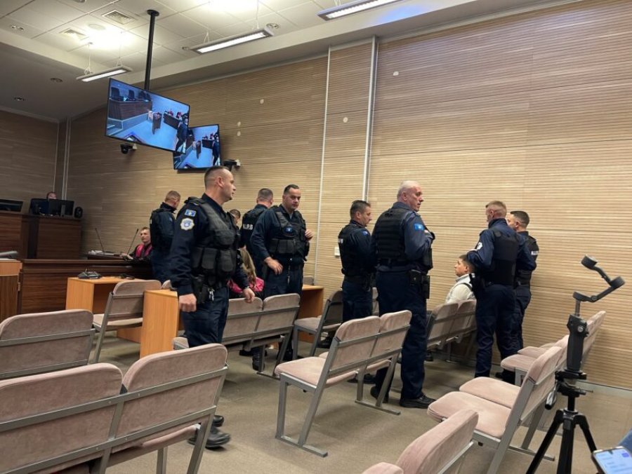 Nën masa të sigurisë, tre të akuzuarit në rastin “Banjska” dërgohen në sallën e gjyqit