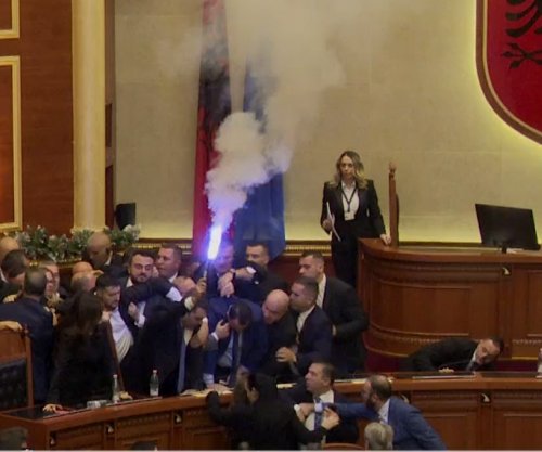 Përplasje të forta në Kuvendin e Shqipërisë, deputetët e opozitës zënë vendet e ministrave [video]