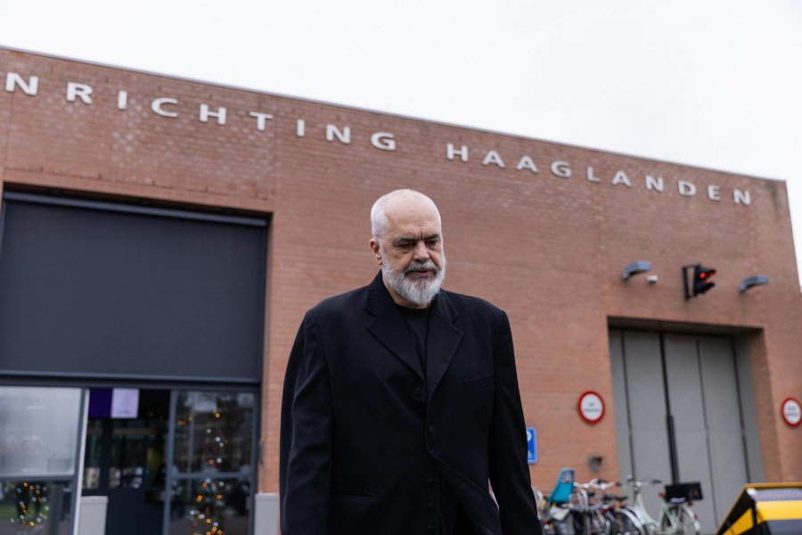 Rama pasi vizitoi Thaçin në Hagë: Sapo dola nga godina, ku luhet teatri i turpit të drejtësisë ndërkombëtare