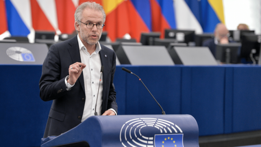 Eurodeputeti Reuten pas heqjes së masave: Tani të procedohet aplikimi për vend kandidat, që po mbahet në sirtar