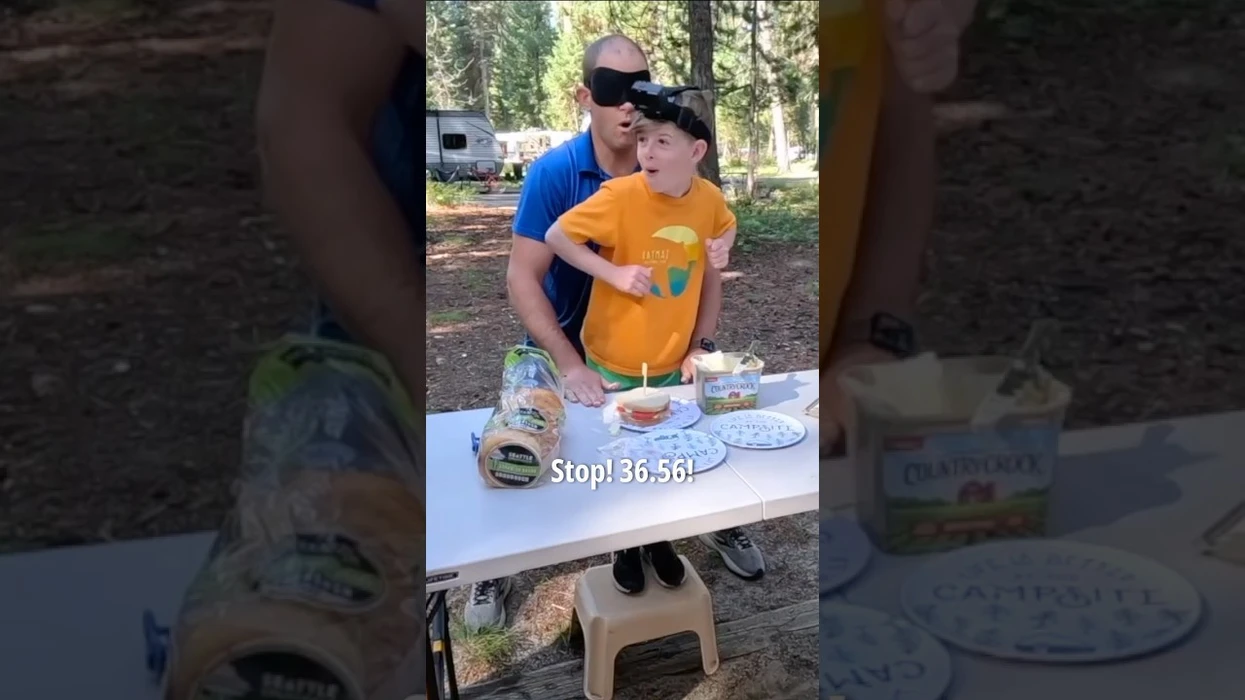 Babë e bir thyejnë rekord botëror duke përgatitur sanduiç me sy mbyllur