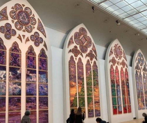 Parisi zbulon dizajne kontroverse për dritaret e reja të Notre Dame-s