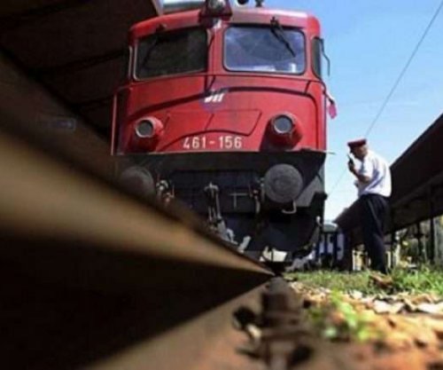 Dy të lënduar nga përplasja e trenit me një automjet në Drenas