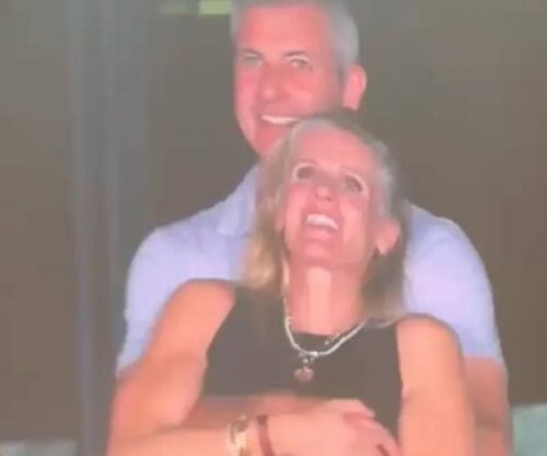 U kap në kamera me shefin e saj në koncertin e Coldplay, Kristin Cabot thyen heshtjen