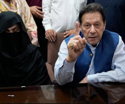 Ish-kryeministri pakistanez dhe gruaja e tij dënohen me nga 17 vjet burg