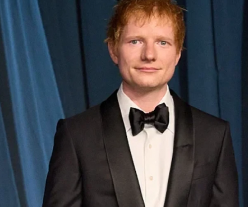 Ed Sheeran pozon pa bluzë dhe zbulon si humbi 14 kilogramë