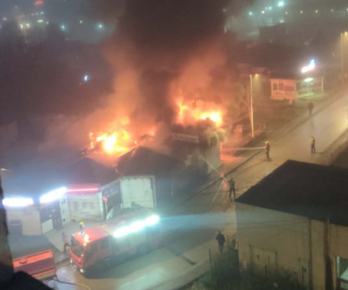 Zjarr afër stacionit të autobusëve në Prizren, disa lokale kaplohen nga flakët, zjarrfikësit shihen në vendngjarje