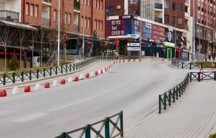 Një person u pa duke ndezur zjarre, dëmtohen pesë vetura në Prishtinë