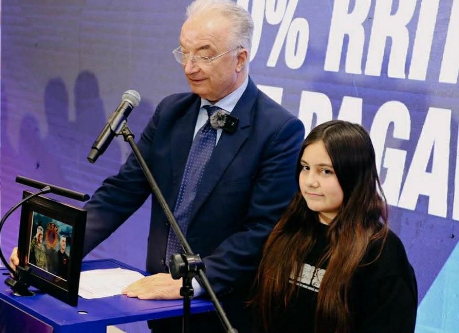 Vajza e ish-ushtarit të UÇK-së i dhuron Xhavit Halitit në Pejë fotografinë e Thaçit dhe Veselit [video]