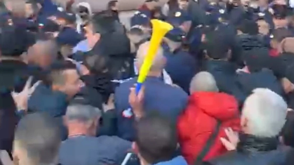 “Shqipëria bëhet” protestë para Kryeministrisë, përplasje me policinë