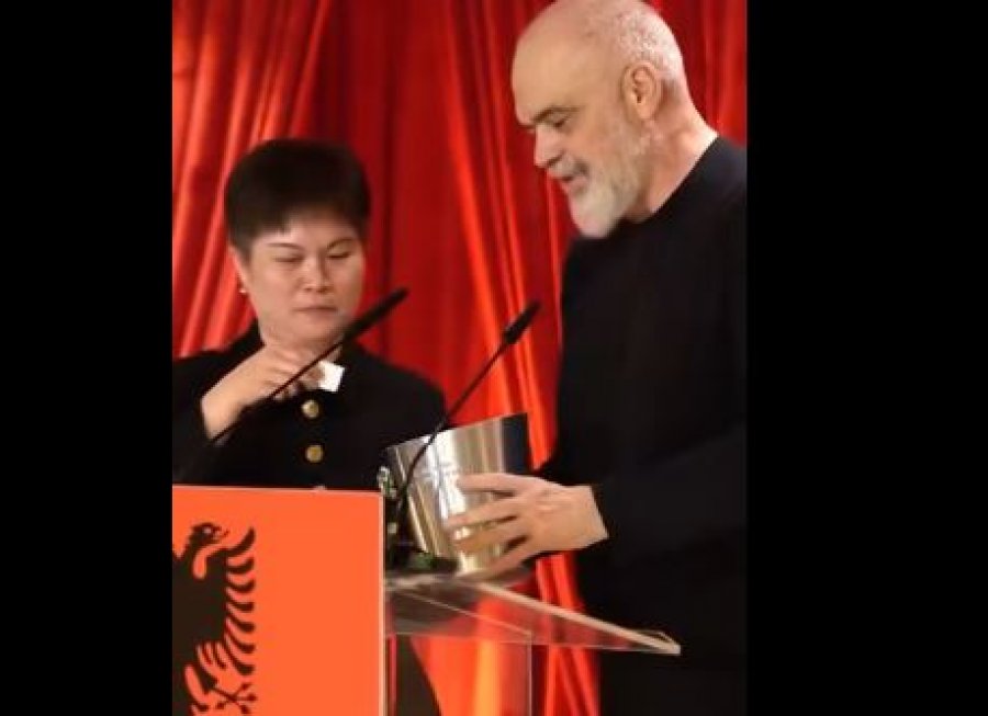 Edi Rama ndan pamjet: Videokartolina e darkës së fundvitit me Trupin Diplomatik, krenarë për Shqipërinë  [video]