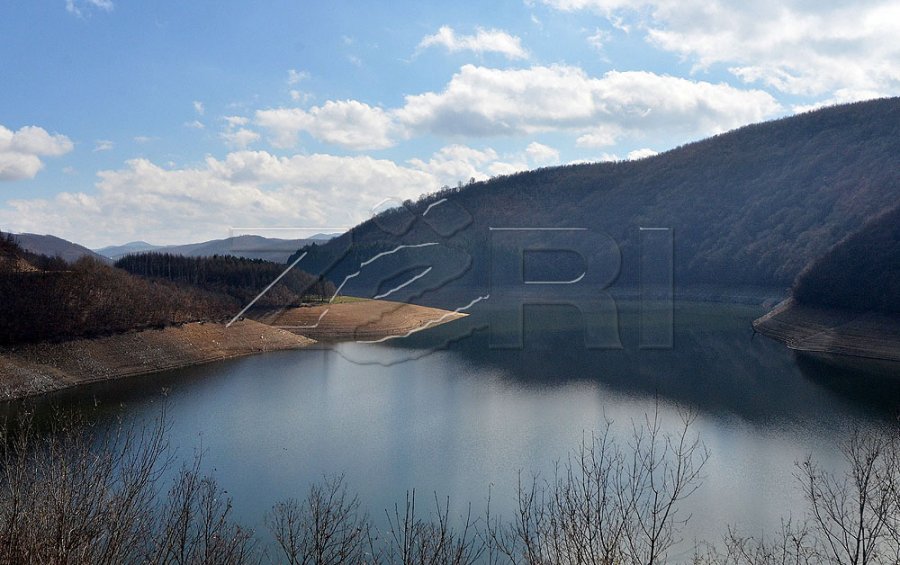  Reshjet e shiut mbushin liqenet me ujë