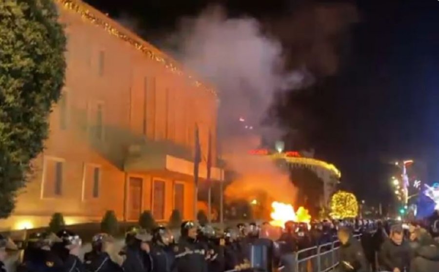 Gjatë protestës në Tiranë lëndohen dy policë, një fotograf e një protestues